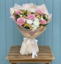 Букет цветов из:  Гвоздики, Орхидеи и Розы в Феодосии