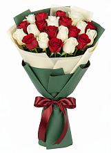 Букет Микс из красных и белых роз в Феодосии