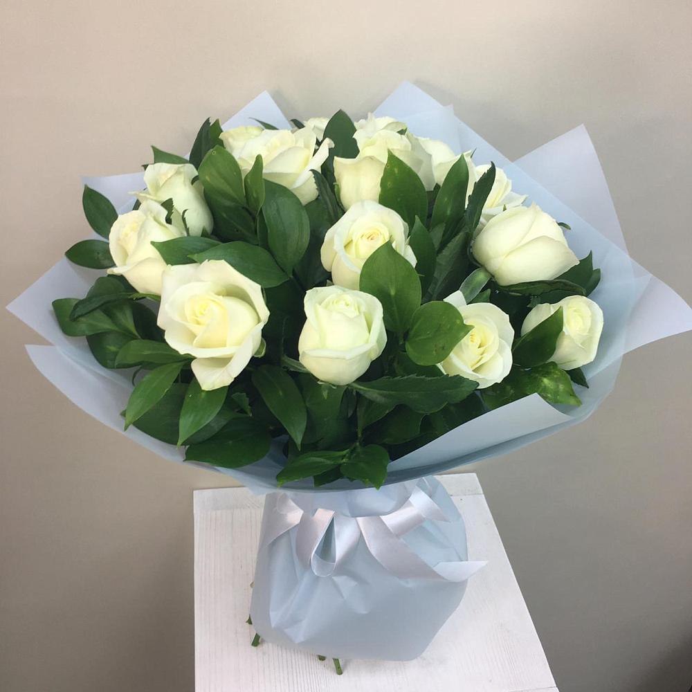 Букет 15 Белых роз Проуд в Феодосии