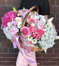 Композиция солнечный день в Феодосии Цветочная композиция из Розы, Хризантемы, Пионы и Лизиантусы в корзине в Феодосии