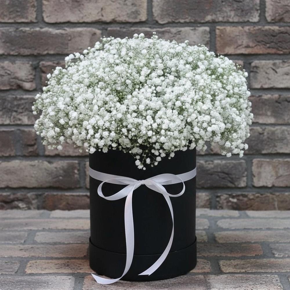 Цветочная композиция из Гипсофила в шляпной коробке в Феодосии