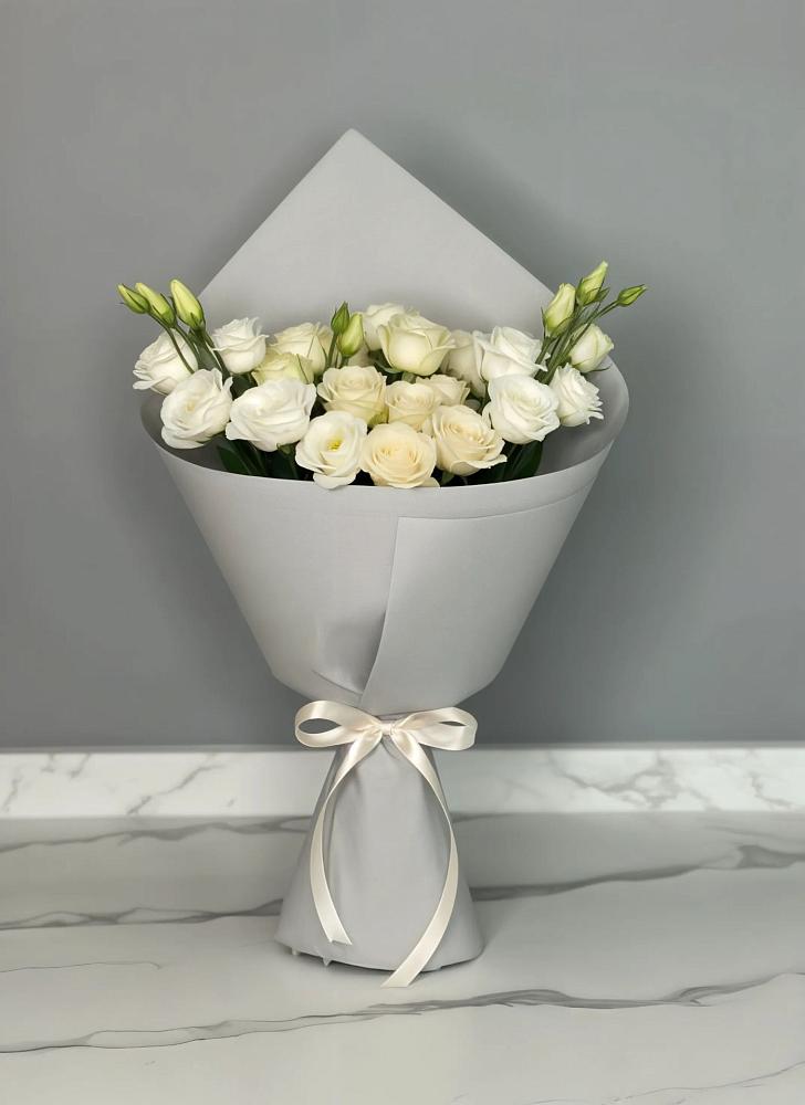 Букет цветов из: Розы и Лизиантусы в Феодосии