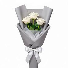 Букет 3 белые розы в Феодосии