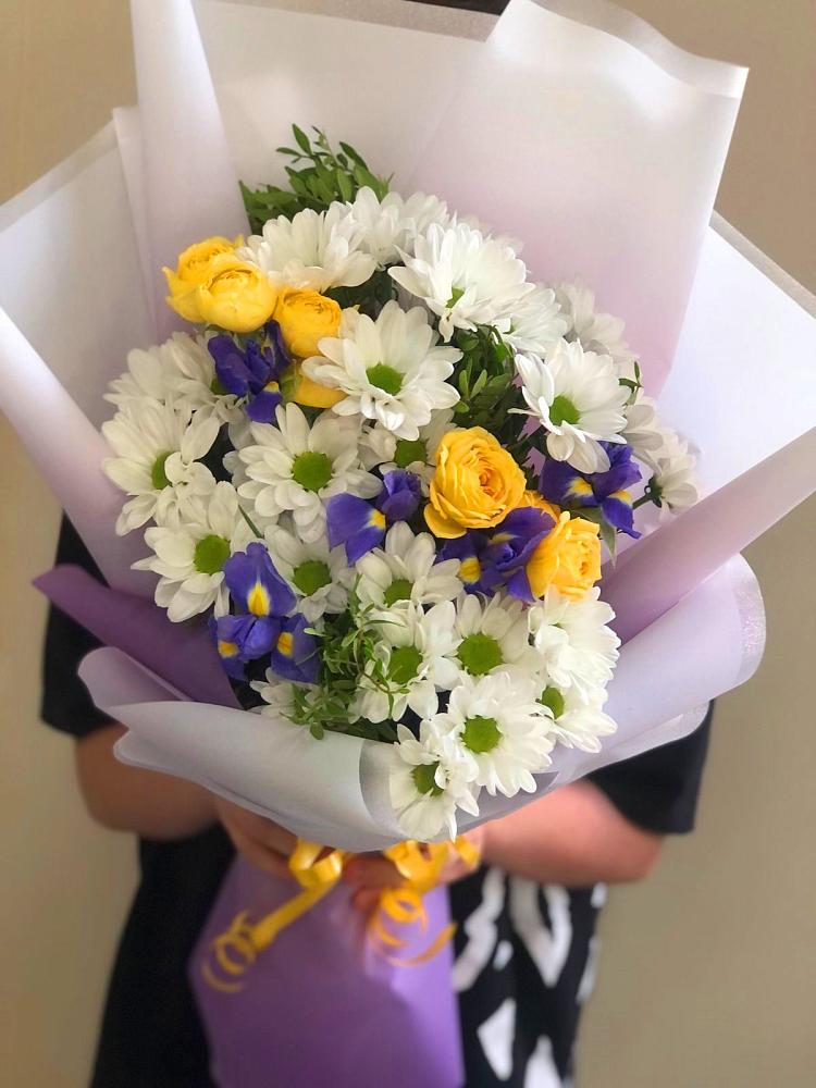 Букет цветов из: Ирисы, Хризантемы и Розы в Феодосии