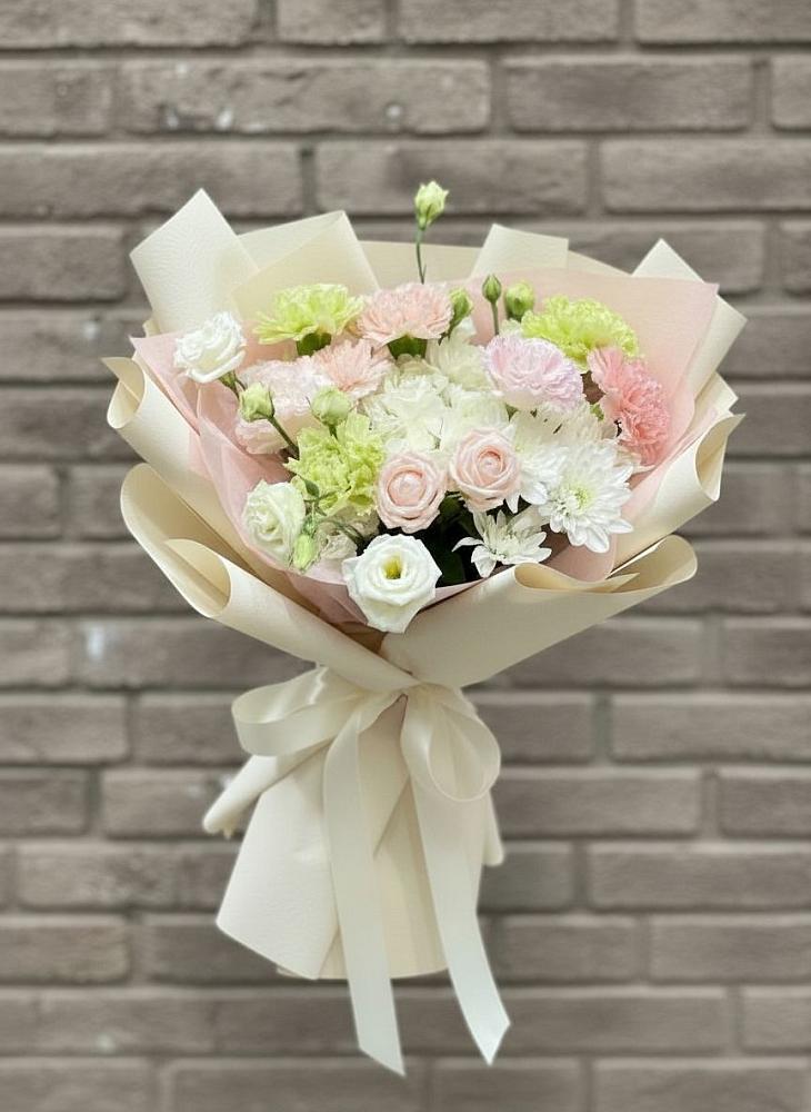 Букет цветов из: Гвоздики, Розы, Лизиантусы и Хризантемы в Феодосии