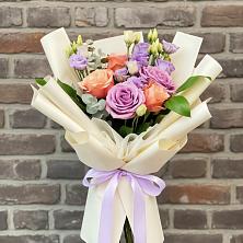 Букет цветов из:  Лизиантусы и Розы в Феодосии