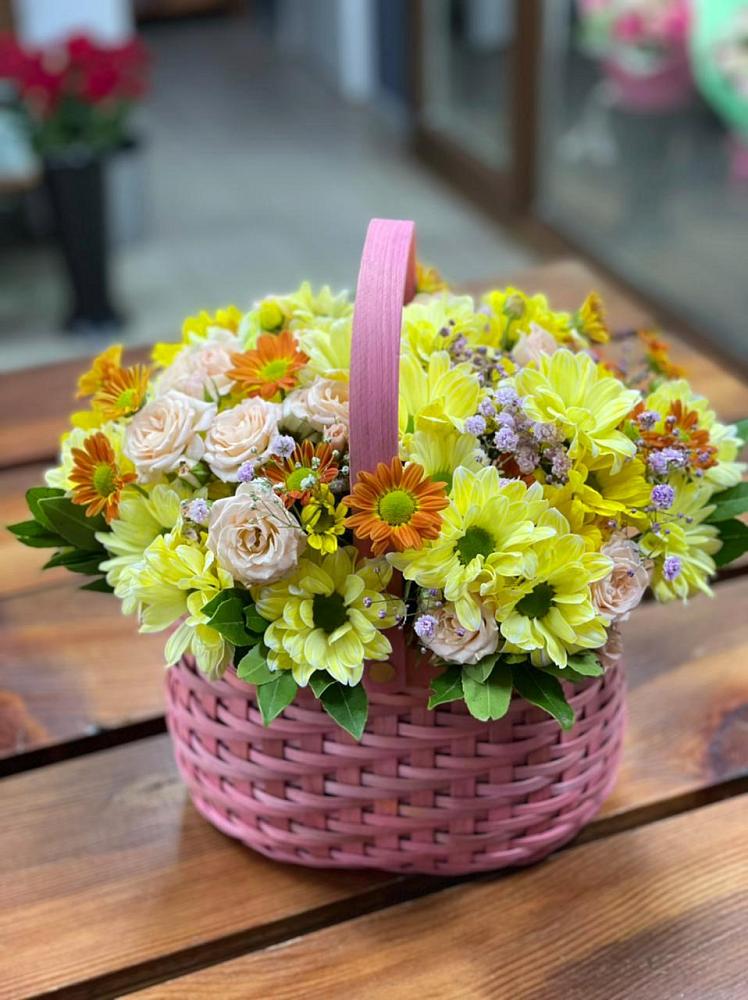 Цветочная композиция из Хризантемы и Розы в корзине в Феодосии