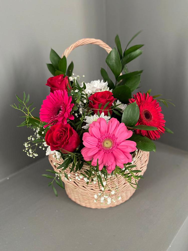 Цветочная композиция из Розы, Хризантемы и Герберы в корзине в Феодосии
