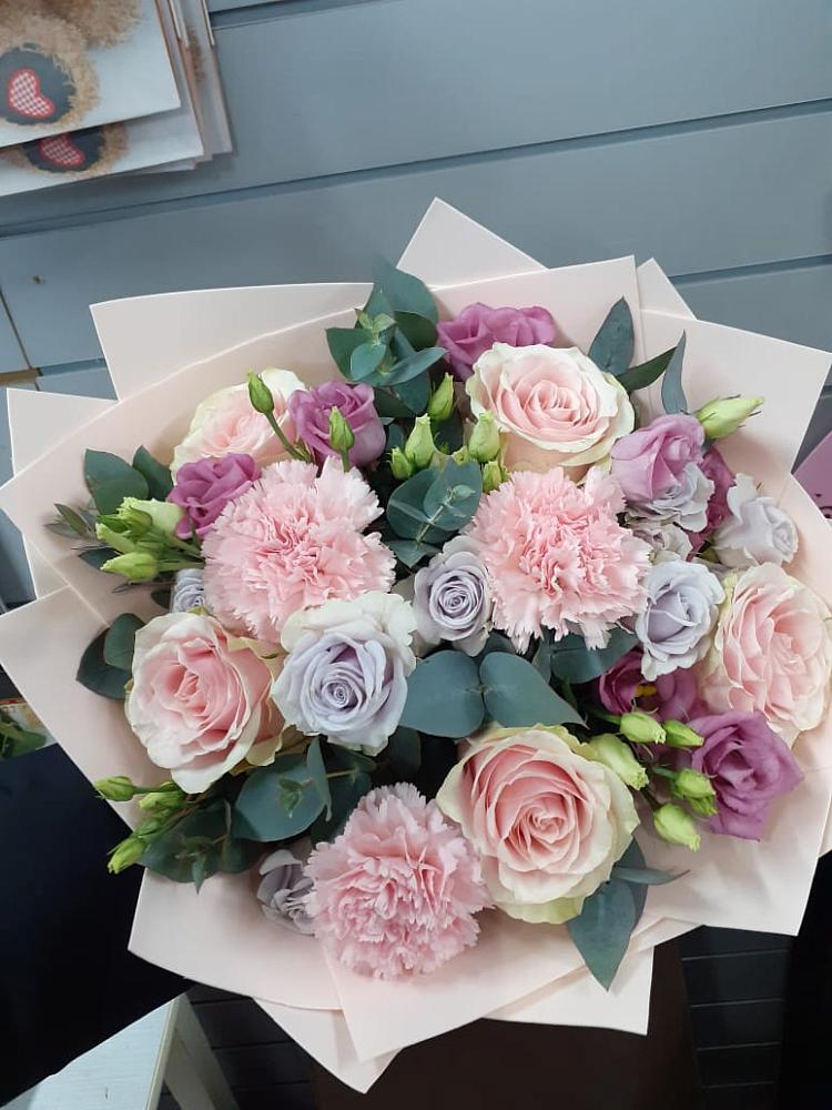 Букет цветов из: Розы, Гвоздики и Лизиантусы в Феодосии