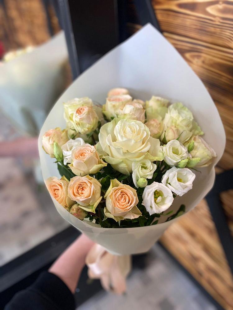 Букет цветов из: Розы и Лизиантусы в Феодосии